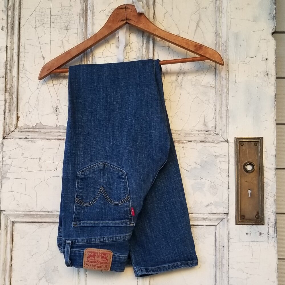 Levi Strauss Co. Classic Straight Leg Jeans 💙(size 2)